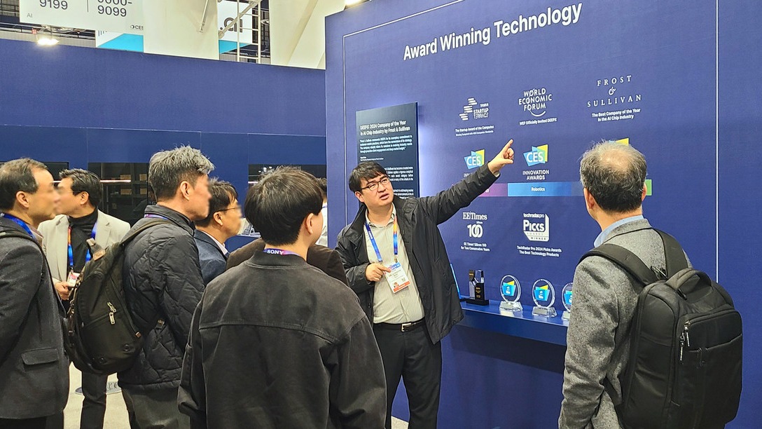 김녹원 딥엑스 대표가 CES 2025에서 관람객에게 설명하고 있다. (사진=딥엑스)