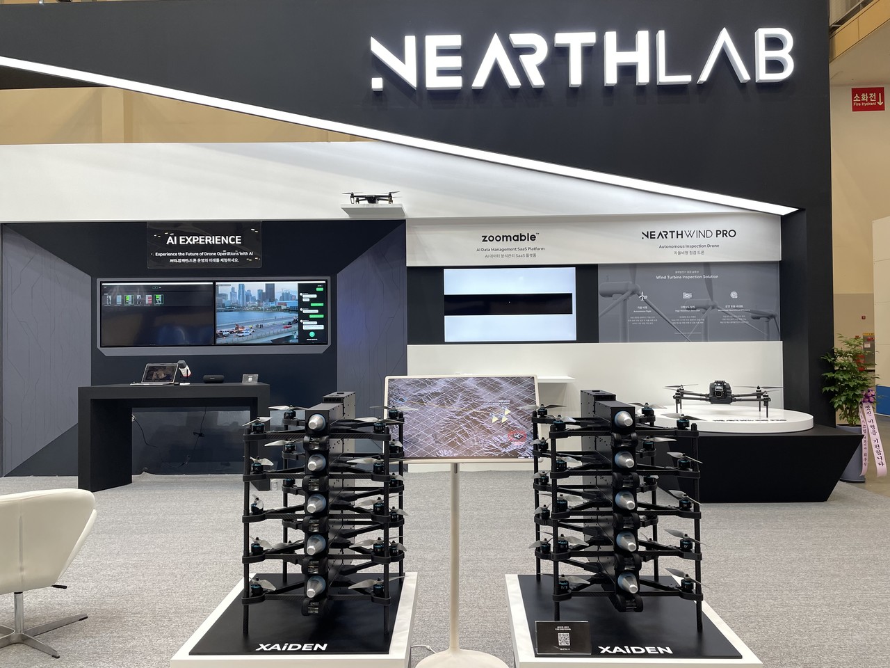 니어스랩 부스와 전술 폭격 군집 드론솔루션 ‘자이든(XiDEN)’ (사진=니어스랩)
