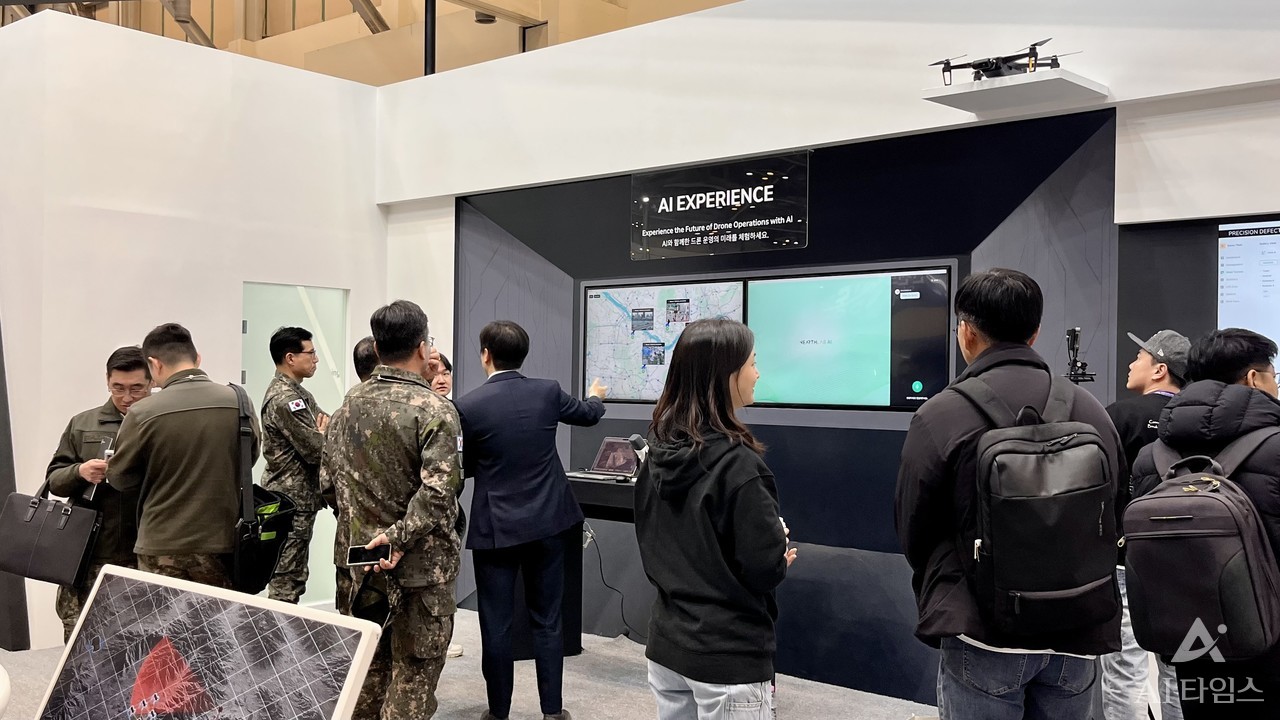 다수의 군관계자들이 니어스랩의 AI 드론 안전관제 시스템에 대한 설명을 듣고 있다.