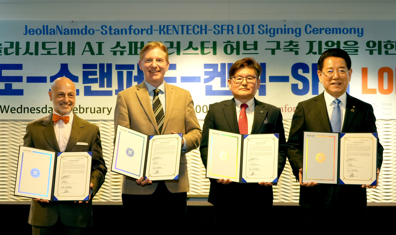 미국을 순방 중인 김영록 전남도지사가 26일(현지 시간) 샌프란시스코의 하얏트 호텔에서 세계 최대 3GW 규모의 '솔라시도 Al 슈퍼클러스터 허브' 구축 성공을 지원하기 위해 스탠퍼드센터, 한국에너지공과대학교, 스톡 팜 로드(SFR·Stock Farm Road)와 의향서(LOI)에 서명하고 기념촬영을 하고 있다. (사진=전남도)