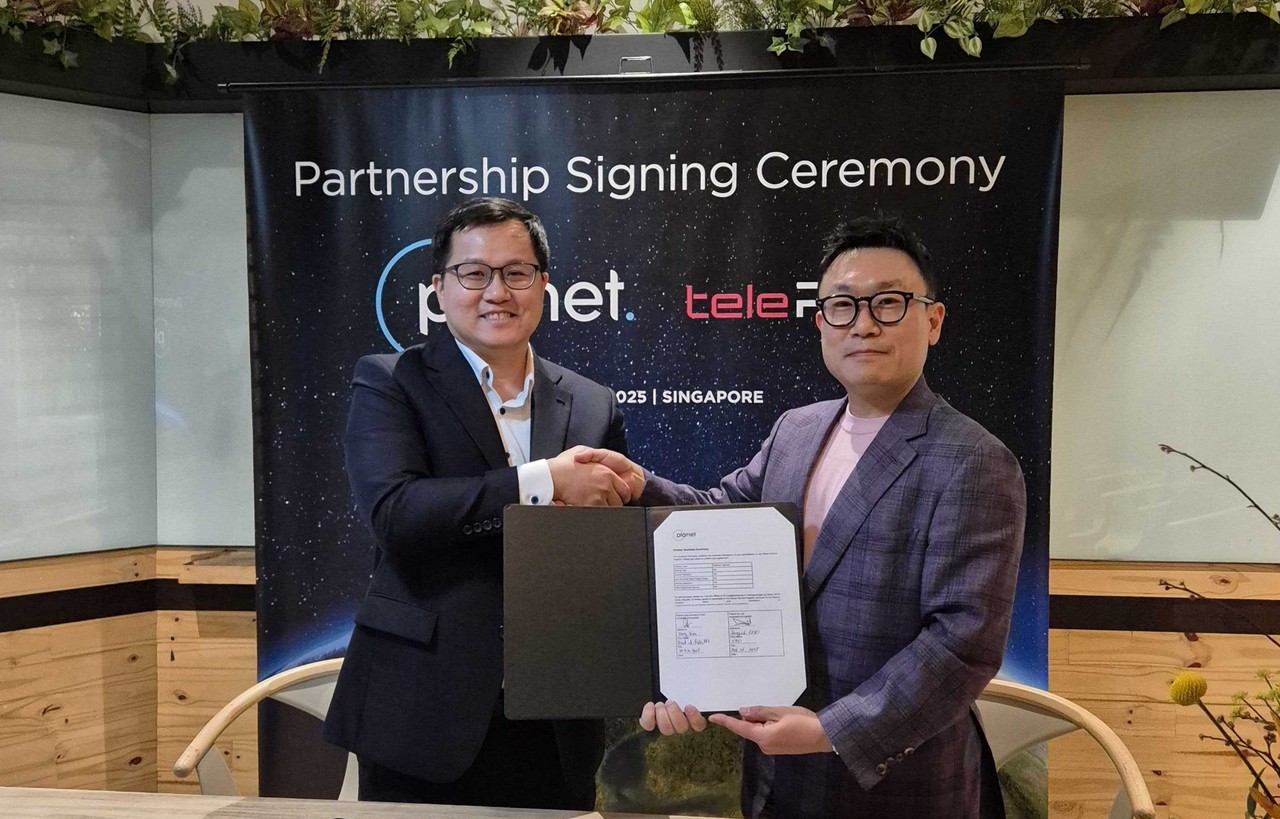 조성익 텔레픽스 대표(오른쪽)가 플래닛랩스 관계자와 기념사진 촬영을 하고 있다. (사진=텔레픽스)
