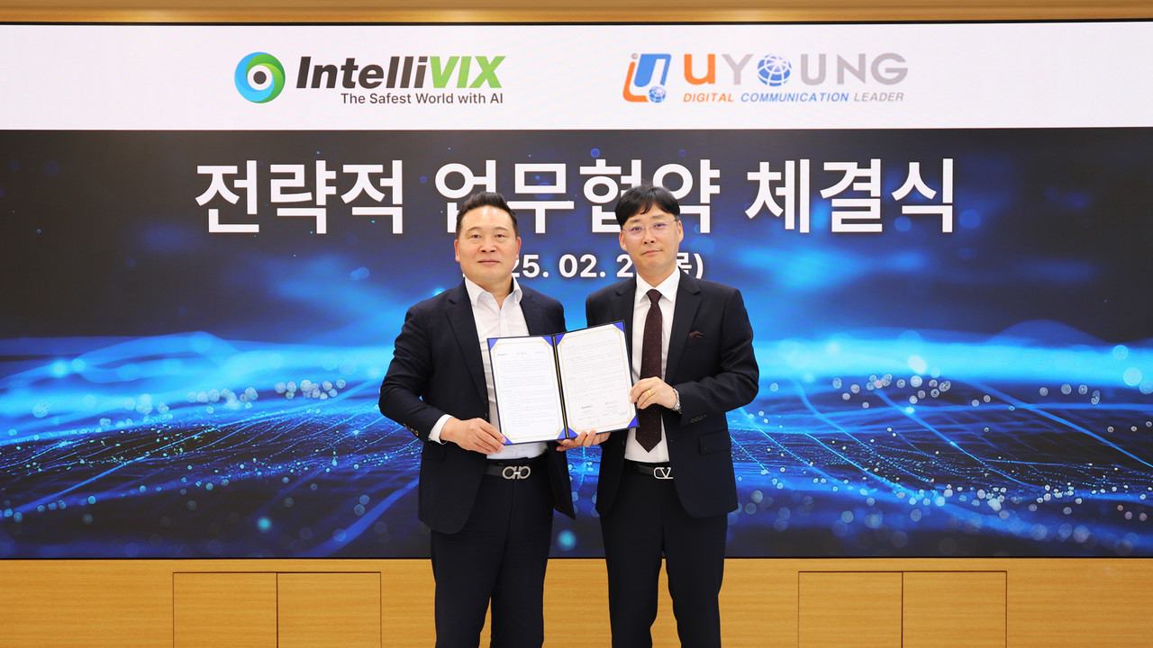 최은수 인테리빅스 대표(왼쪽)와 송원용 유영정보통신 SI사업본부장이 27일 인텔리빅스 본사에서 업무협약식을 체결하고 기념사진을 촬영하고 있다(사진=인텔리빅스)