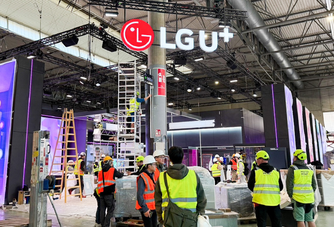 LGU+가 MWC에서 AI로 만든 전시관을 선보이기 위해 막바지 작업을 진행하고 있다. (사진=LGU+)