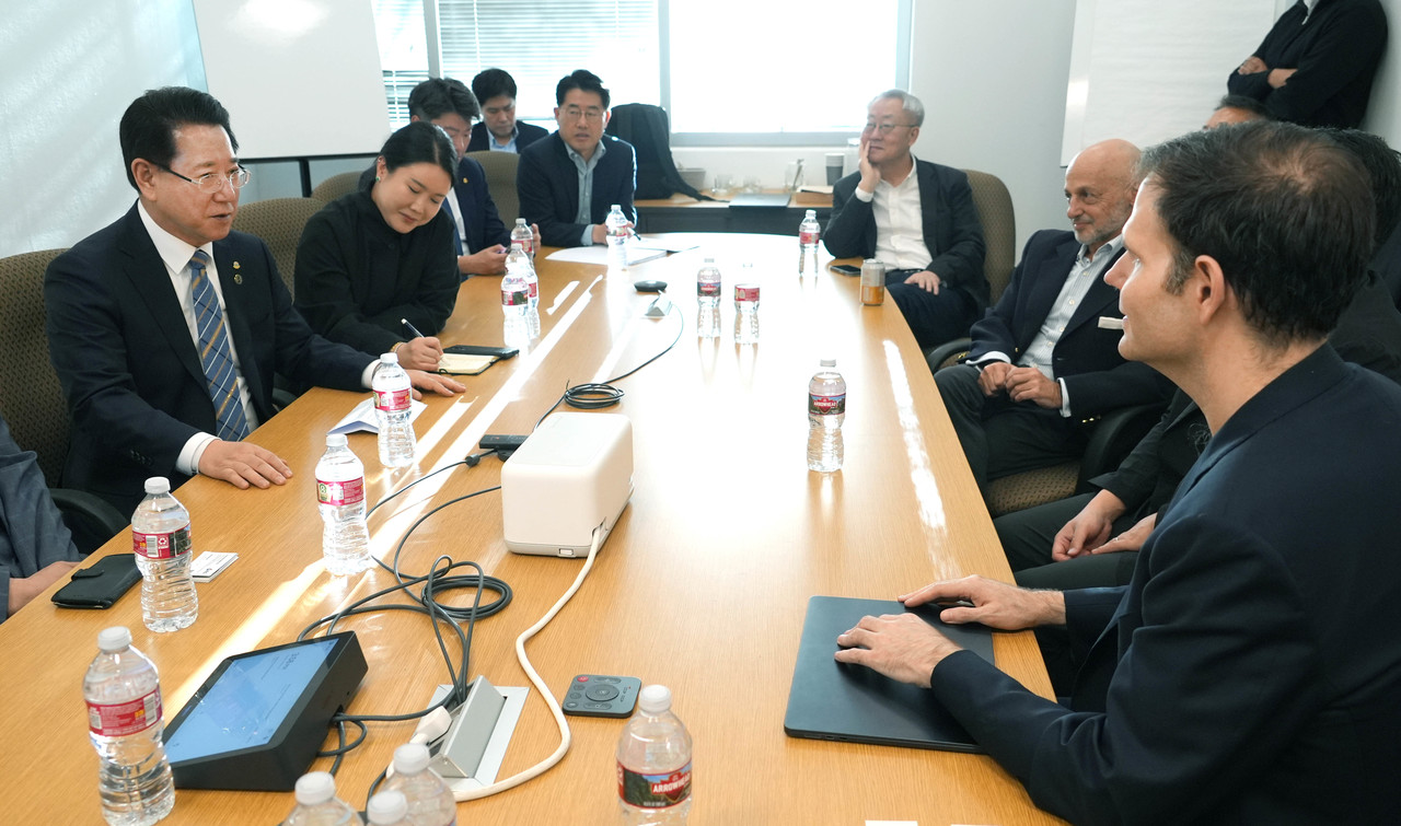 미국을 순방 중인 김영록 전라남도지사가 27일(현지 시간) 그록(Groq) 본사에서 조나단 로즈 Groq CEO와 솔라시도 AI 슈퍼클러스터 허브 구축 사업 소개 및 협력 방안 등에 대한 면담을 마치고 기념품을 전달하고 있다. (사진=전남도)