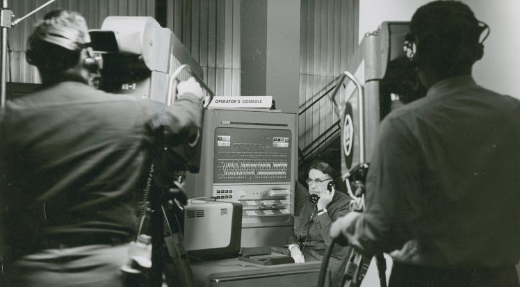 1956년 WHQ 데이터 처리 센터의 아서 사무엘 (사진=IBM)