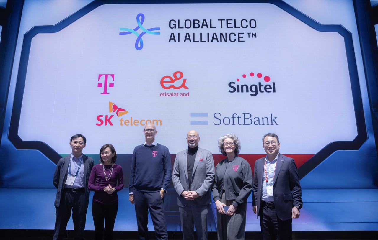 유영상 SKT 대표(오른쪽 첫 번째)와 글로벌 텔코 AI 얼라이언스 관계자들이 MWC25 현장에서 기념사진 촬영을 하고 있다. (사진=SKT)