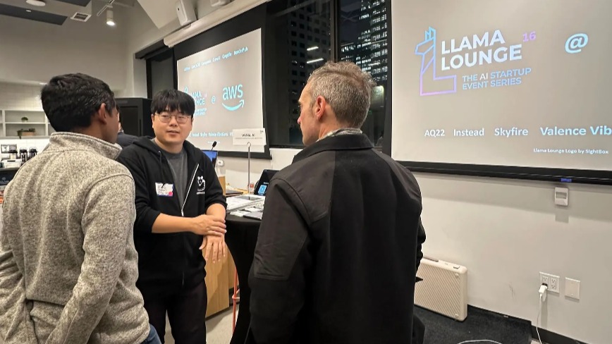 안재만 베슬AI대표가 2월6일 실리콘밸리에서 열린 네트워킹 행사 '라마 라운지'에서 하이퍼포켓을 소개하고 있다.(사진=베슬AI)