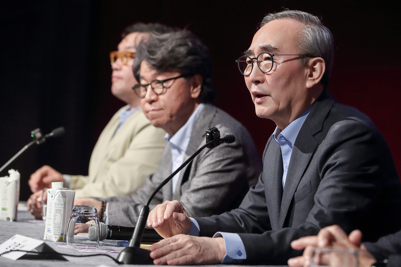 김영섭 KT 대표와 임원진들이 MWC 기자간담회에서 AX 전략을 발표하고 있다. (사진=KT)