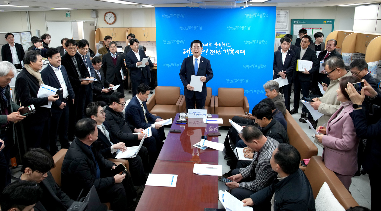 김영록 전라남도지사가 4일 도청 기자실에서 미국순방 기간 중 AI 슈퍼클러스터 허브 투자 유치와 글로벌 기업 및 기관과의 협력 등에 관한 성과를 발표하고 있다.