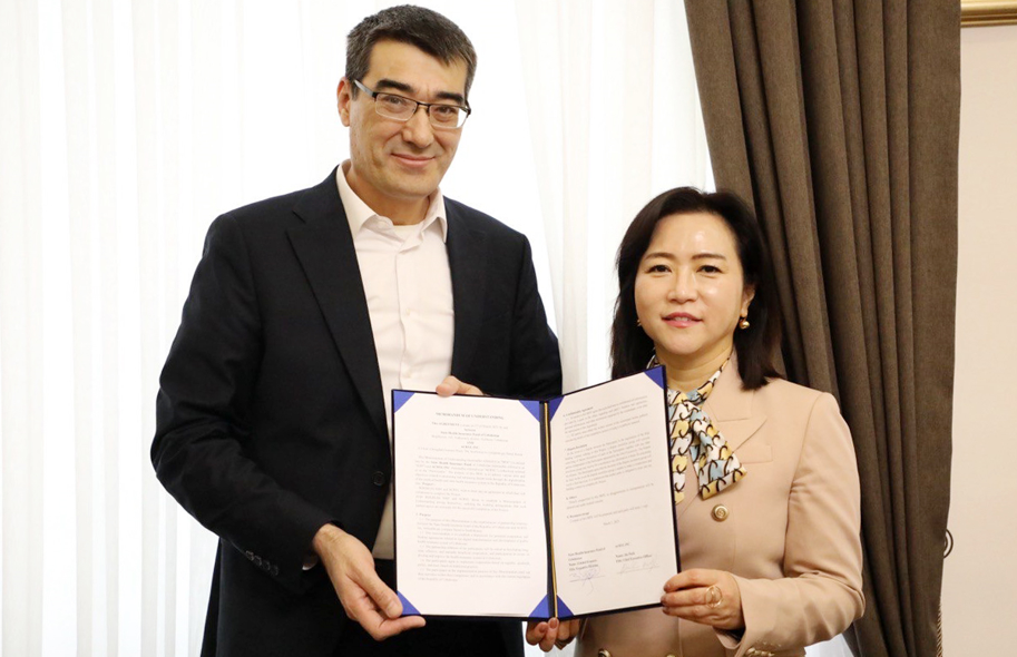 아크릴과 우즈베키스탄 건강보험공단 관계자가 MOU 체결 기념사진 촬영을 하고 있다. (사진=아크릴)