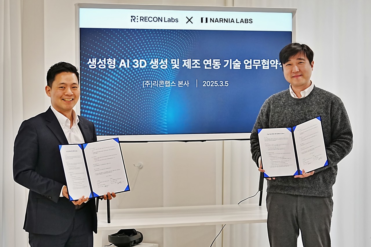 반성훈 리콘랩스 대표(오른쪽)와 강남우 나니아랩스 대표가 포즈를 취하고 있다. (사진=리콘랩스)