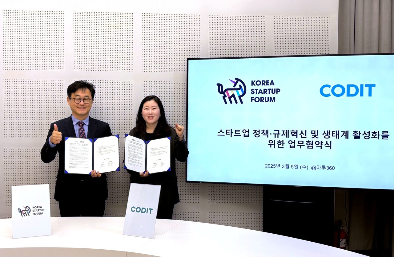 정지은 코딧대표(오른쪽)와 구태언 코리아스타트업포럼 부의장(사진=코딧)