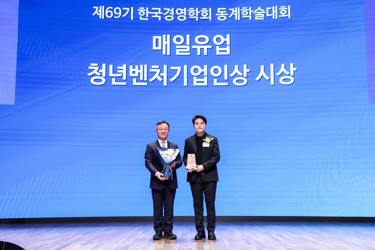 우수한 마인드프린트 대표(오른쪽)가 수상 기념사진 촬영을 하고 있다. (사진=마인드프린트)