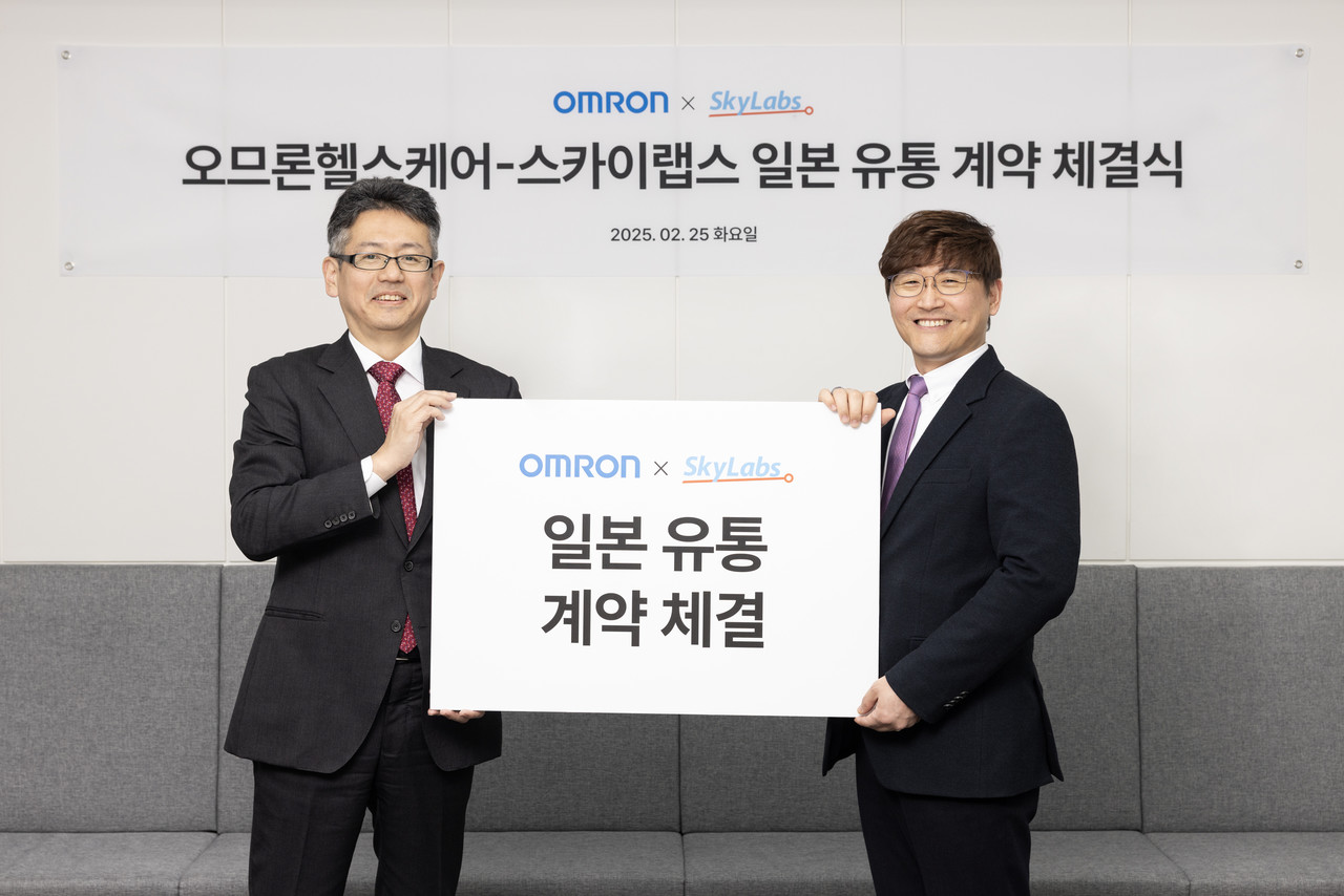 이병환 스카이랩스 대표(오른쪽)가 일본유통계약 체결 기념사진 촬영을 하고 있다. (사진=스카이랩스)