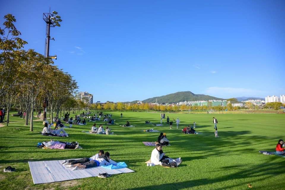 순천 오천그린광장에서 피크닉을 즐기는 시민들. (AI타임스DB)