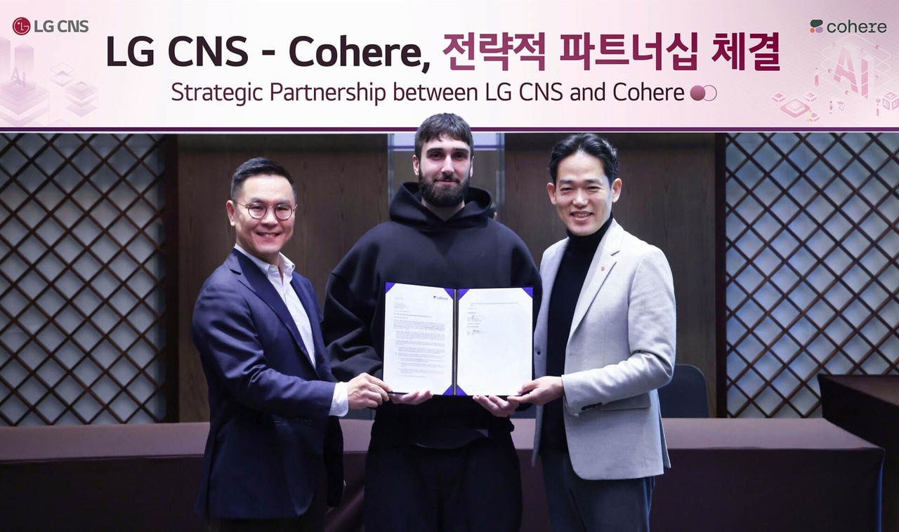 LG CNS 엔트루 컨설팅장 민세훈 전무(왼쪽부터), 코히어 CEO 에이단 고메즈, LG CNS AI센터장 진요한 상무가 양사 전략적 파트너십 체결식에서 기념촬영을 하고 있는 모습 (사진=LG CNS)