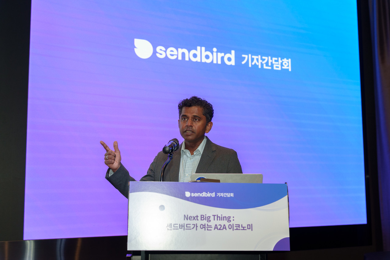 센드버드가 여는 A2A 이코노미" 주제로 열린 센드버드 기자 간담회에서 샤일리시 날라와디(Shailesh Nalawadi) 제품총괄이 발표를 하고 있다.(사진=센드버드)
