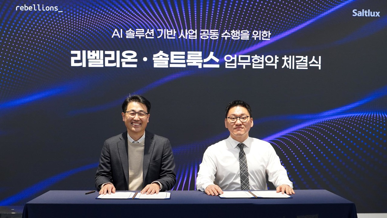 이경일 솔트룩스 대표(왼쪽)와 박성현 리벨리온 대표가 MOU 체결 기념사진 촬영을 하고 있다. (사진=솔트룩스)