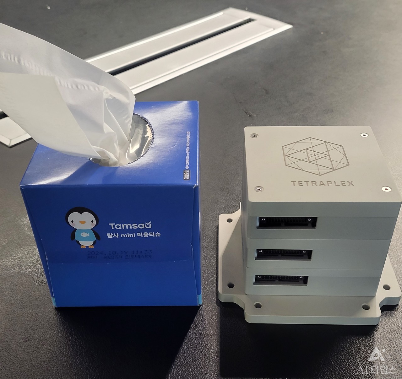 AI processor 'Tetraplex' (right) and tissue box comparison