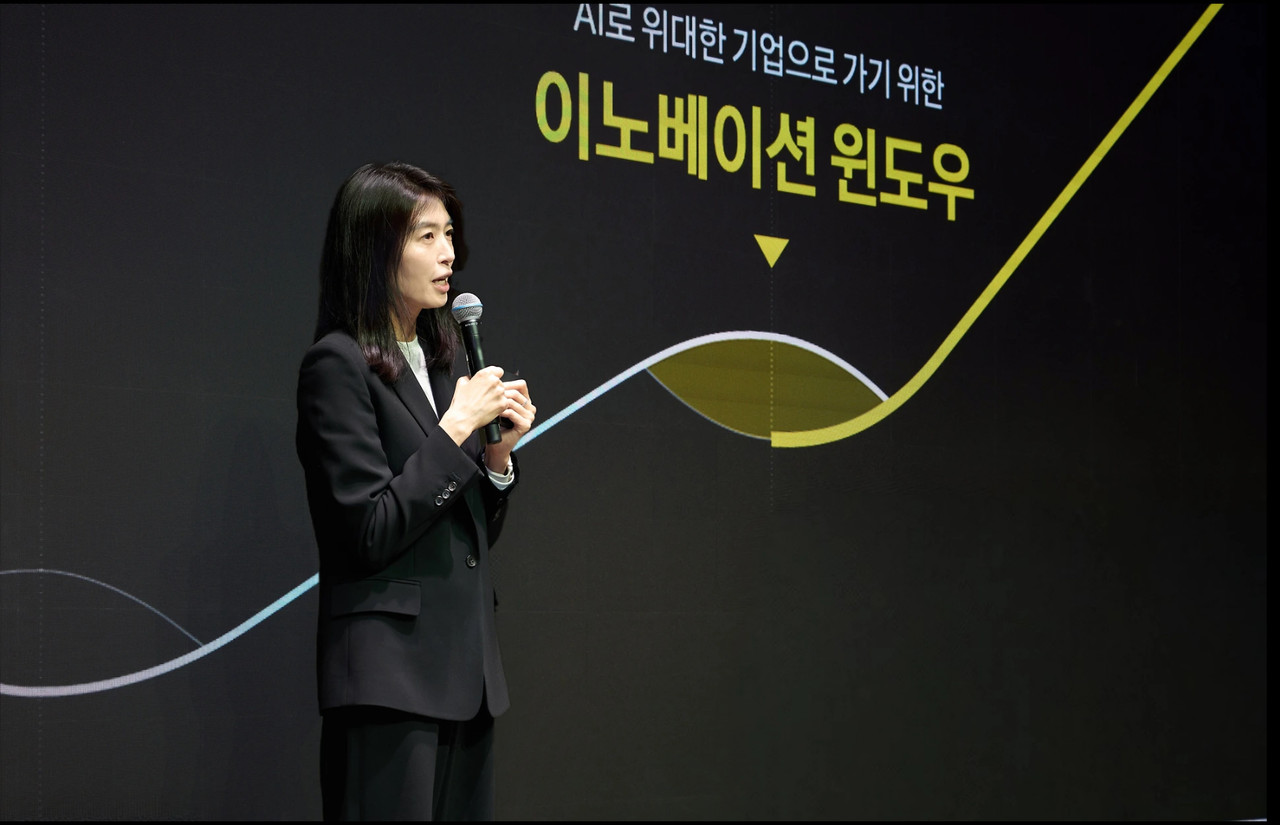 정신아 카카오의장이 18일 오후 경기도 용인시 ‘카카오 AI캠퍼스’에서 주요 그룹사 임원들이 모인 가운데 경영 워크숍 ‘원 카카오 서밋‘에서 발표하고 있다.(사진=카카오)