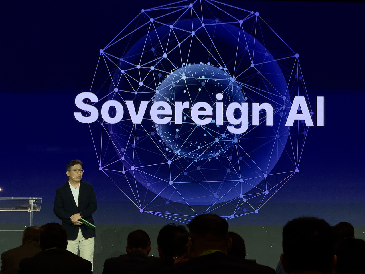 김유원 네이버클라우드 대표가 ‘GTC 2025’에서 ‘소버린AI’ 관련 발표를 진행하고 있다. (사진=네이버클라우드)