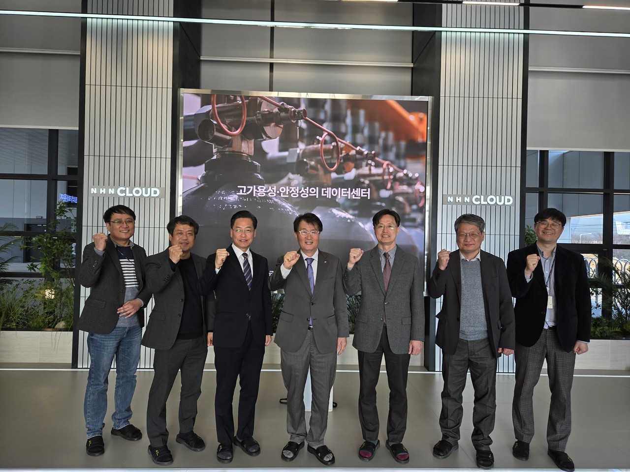 20일 광주 북구 AI데이터센터에서 오상진 AI사업단장(가운데 오른쪽), 유종필 창업진흥원장(왼쪽) 등 관계자들이 기념 촬영을 하고 있다. (사진=AICA)