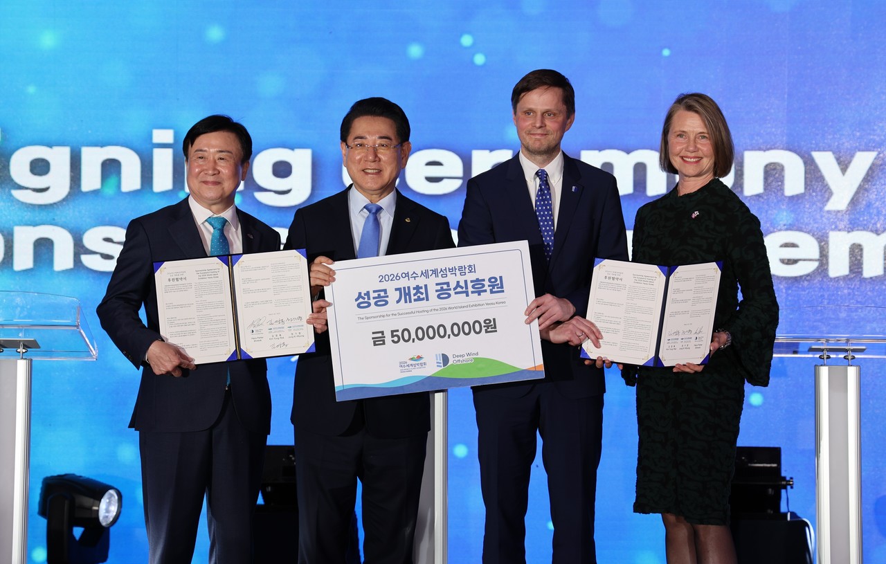 2026여수세계섬박람회-딥윈드오프소어 공식 후원 협약식에서 김영록 전라남도지사, 정기명 여수시장, 한스페터 오브레딕 딥윈드오프소여 총괄 부사장이 참석한 가운데 후원금 5천만 원을 전달하고, 박람회 공식 후원을 약속했다.