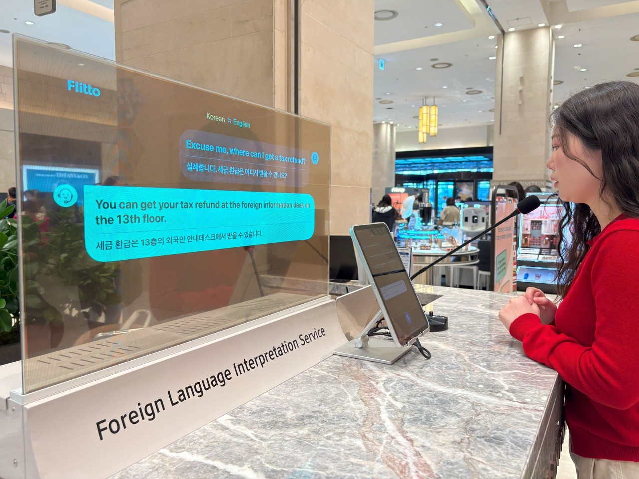 신세계백화점 본관 1층에 설치된 AI 기반 통역-번역 시스템 (사진=플리토)