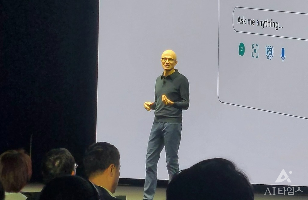 나델라 CEO가 26일 국내 행사에서 기조 연설을 진행하고 있다. 