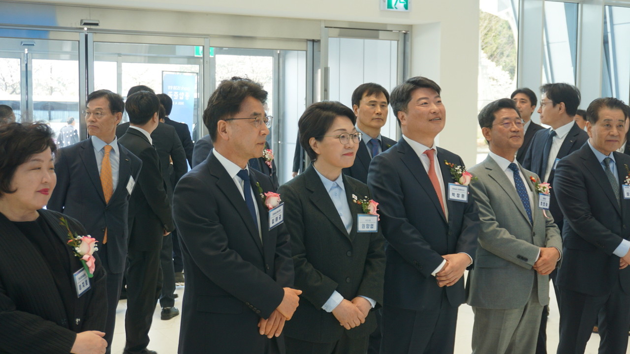 포스크 파크 1538 광양 준공식에 권향엽 국회의원, 김태균 도의회 의장, 정인화 광양시장, 박경미 도의원, 박창환 전남도 경제부지사, 관계자 등 50여명이 참석했다.