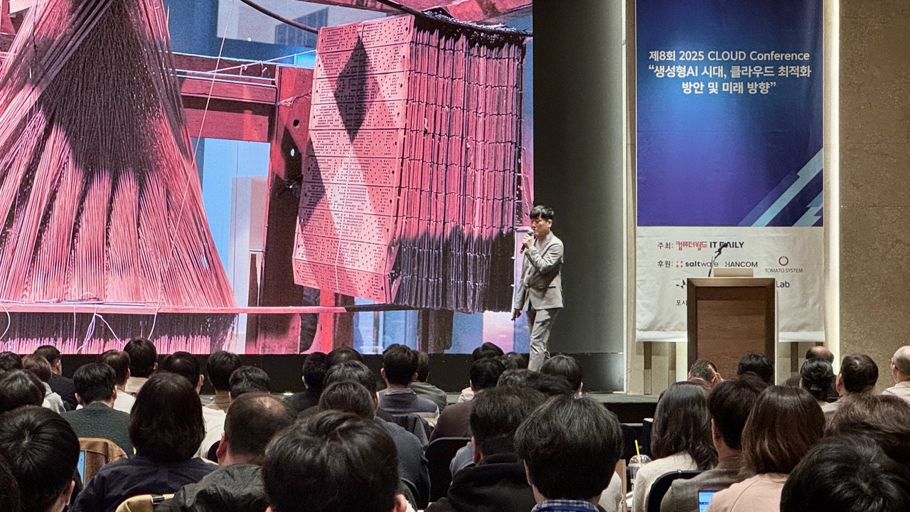 이지율 토마토시스템 연구소장이 3일 양재동 엘타워에서 열린 ‘2025 클라우드 컨퍼런스‘에 참가해 발표를 진행하고 있다. (사진=토마토시스템)