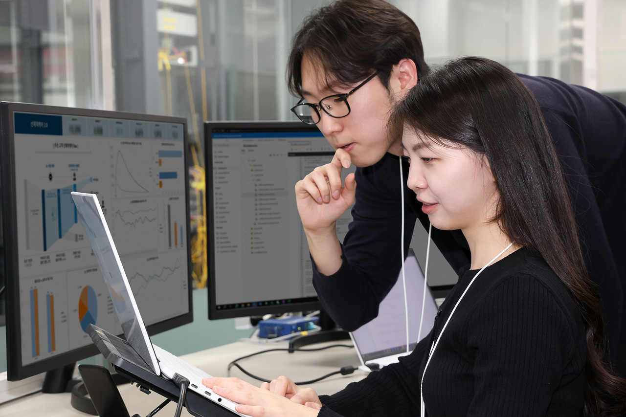 KT가 AI 활용한 선제적 품질 혁신을 통해 네트워크 사항을 점검하는 모습 (사진=KT)