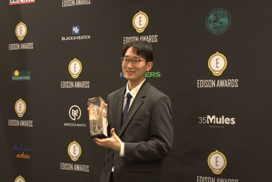 에디슨 어워즈 금상 트로피를 들고 있는 이규화 대표  (사진=메타파머스)