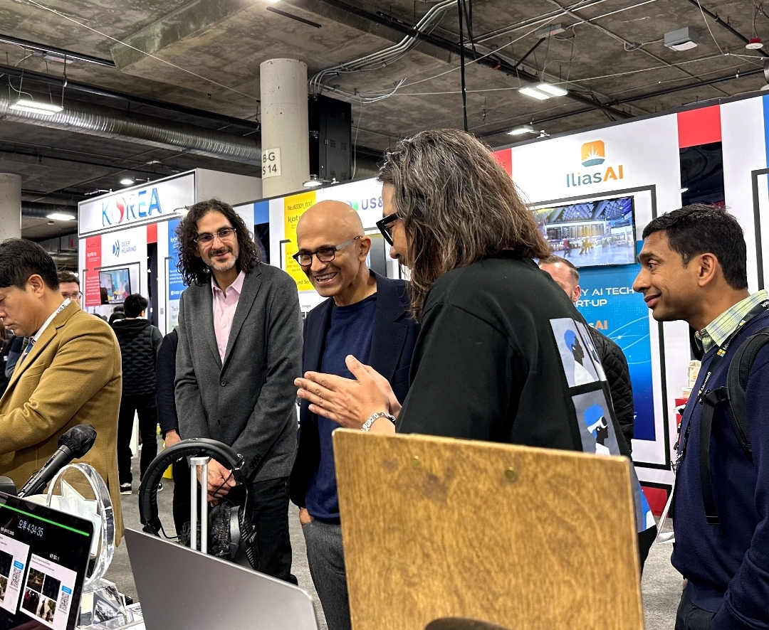 가우디오랩 'CES 2024' 부스를 찾은 사티아 나델라 마이크로소프트 CEO (사진=가우디오랩)