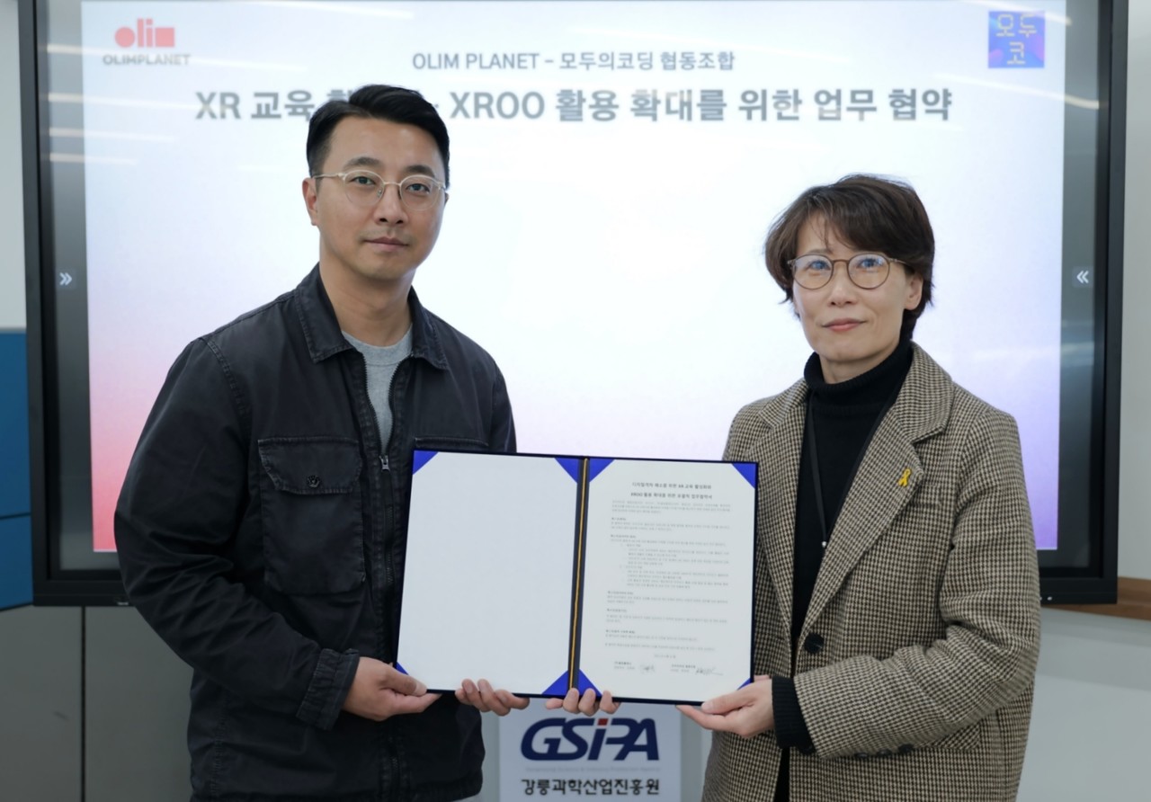 김명현 엑스루 사업본부 본부장(왼쪽)과 곽경애 모두의코딩 협동조합 이사장이 MOU 체결 기념사진 촬영을 하고 있다. (사진=올림플래닛)