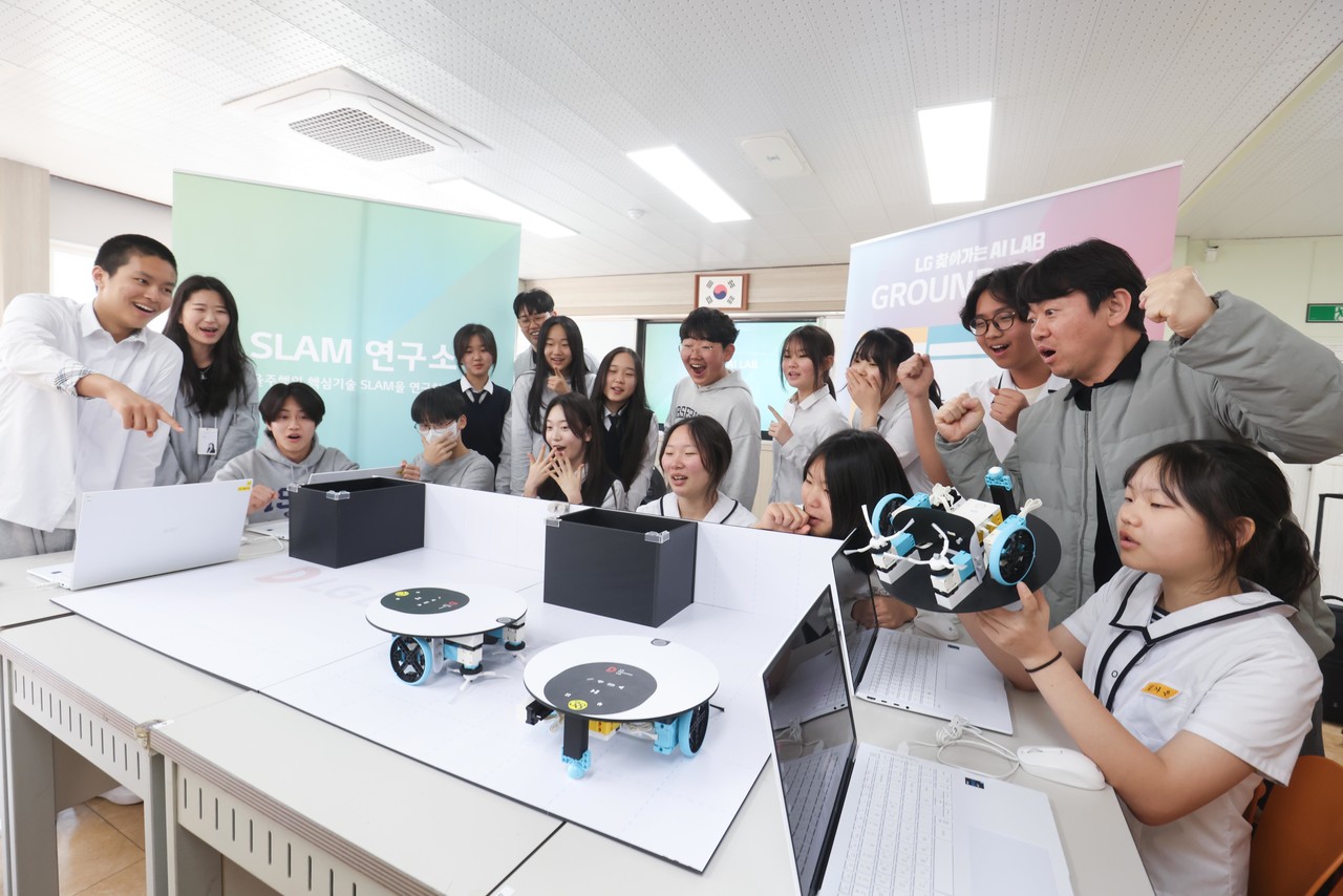 LG가 지난 8일 경남 진주 반성중학교에서 '찾아가는 AI 랩' 교육을 진행했다. (사진=LG)