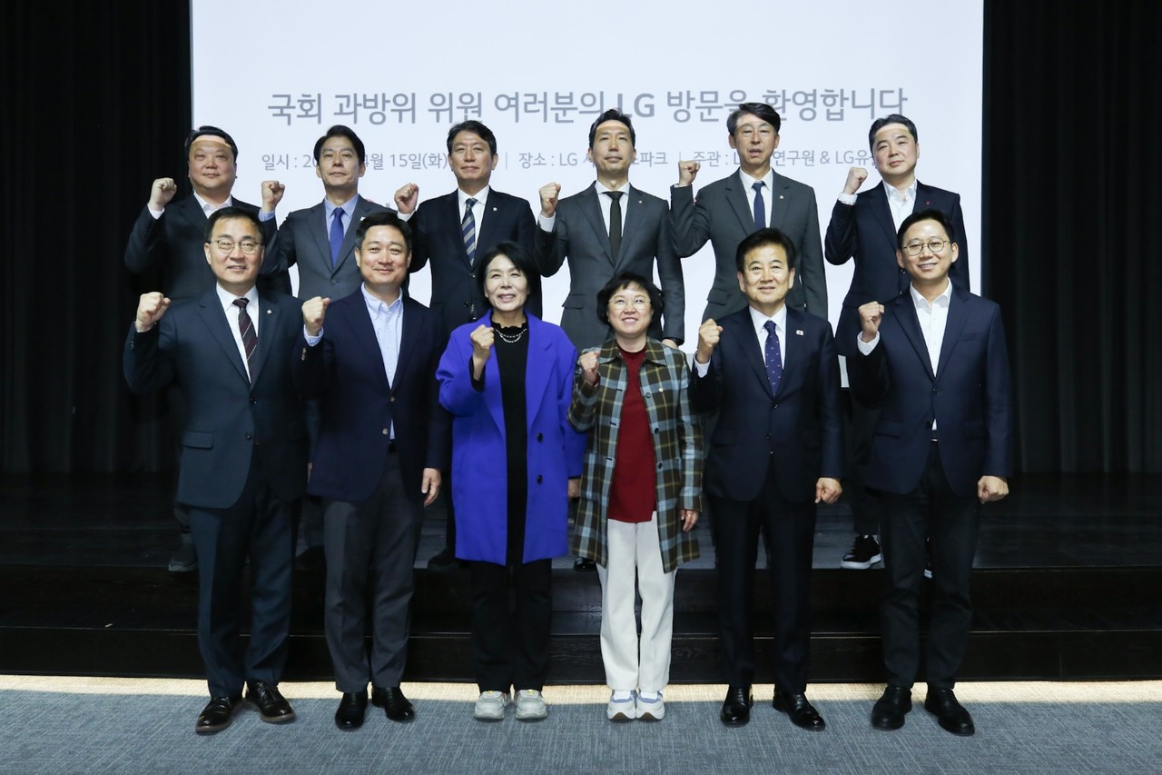 LG사이언스파크를 방문한 국회 과학기술정보방송통신위원회 소속 위원들과 LG유플러스, LG AI연구원 관계자들이 기념촬영을 하고 있다. (사진=LGU+)
