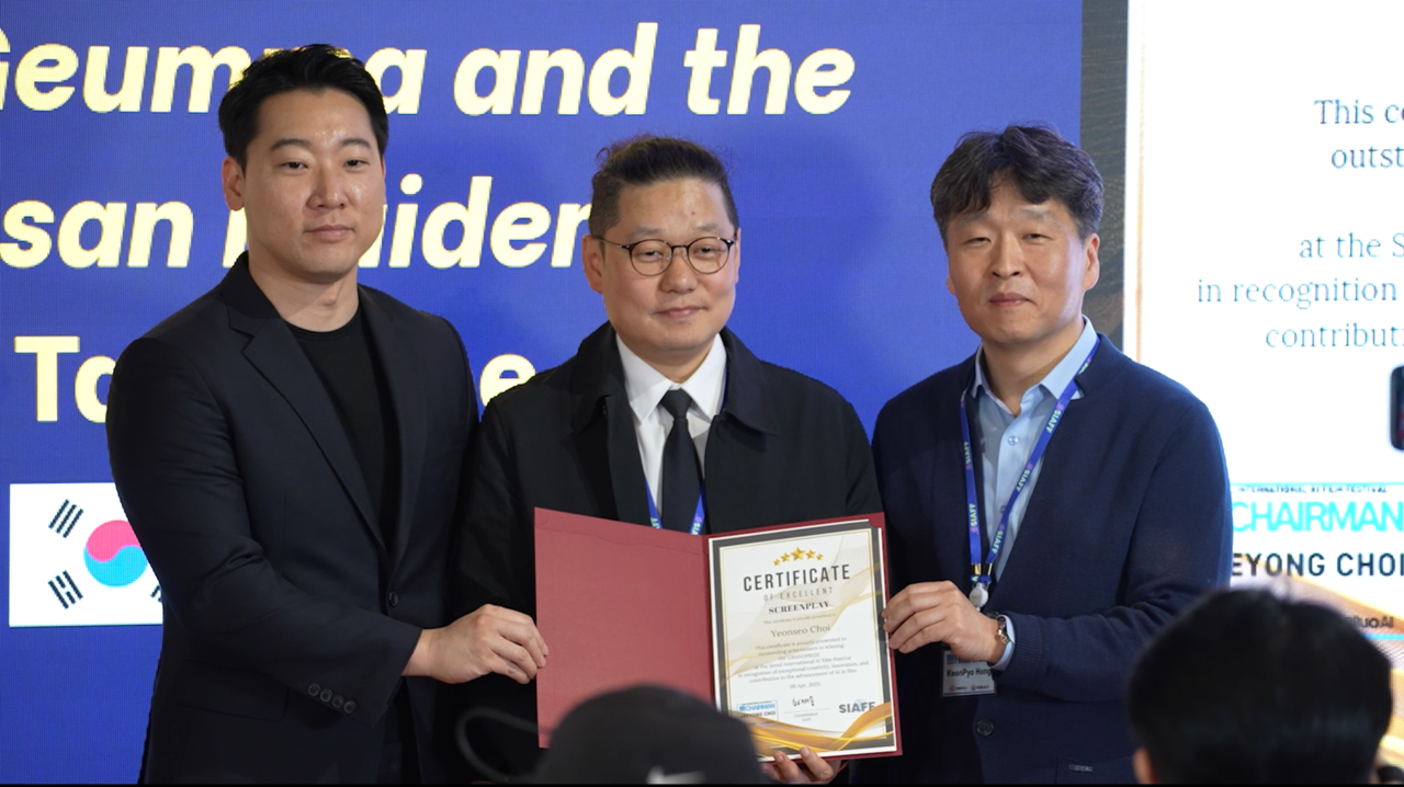 국립목포대학교 행정 미디어학부 이태진 초빙교수(사진 가운데)가 국제 AI영화제에서 대상을 수상했다. (사진=목포대)