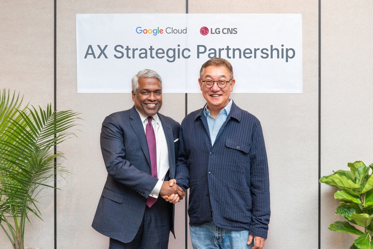 현신균 LG CNS 대표(오른쪽)가 구글클라우드와의 파트너십 확대 기념사진 촬영을 하고 있다. (사진=LG CNS)