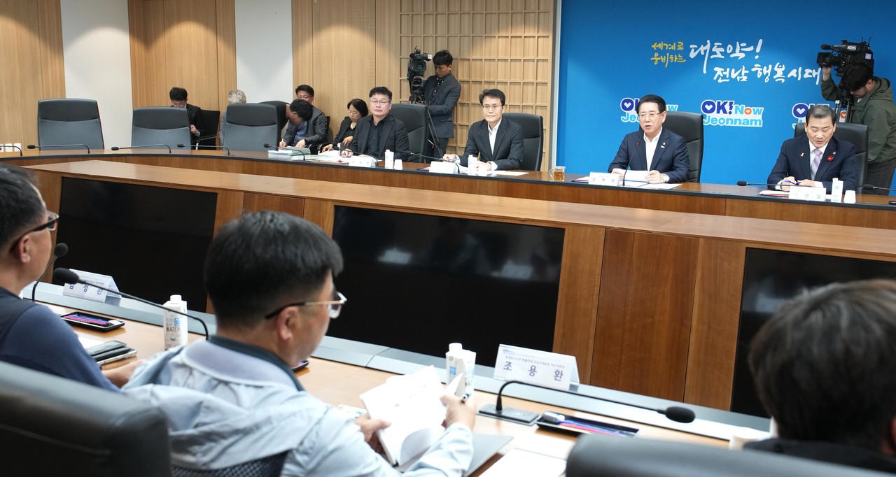 김영록 전라남도지사가 17일 전남도 동부지역본부에서 열린 여수석유화학산업 위기대응 여수산단 산별노조 공동대책위원회 간담회에서 참석자들과 기념촬영을 하고 있다.