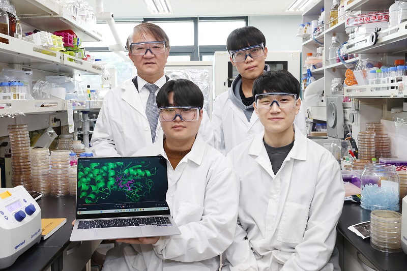  이상엽 KAIST 생명화학공학과 교수(왼쪽 위부터 시계방향으로), 지홍근 생명화학공학과 박사과정생, 김기배 생물공정연구센터 박사, 김하림 생명화학공학과 박사과정생 (사진=KAIST)