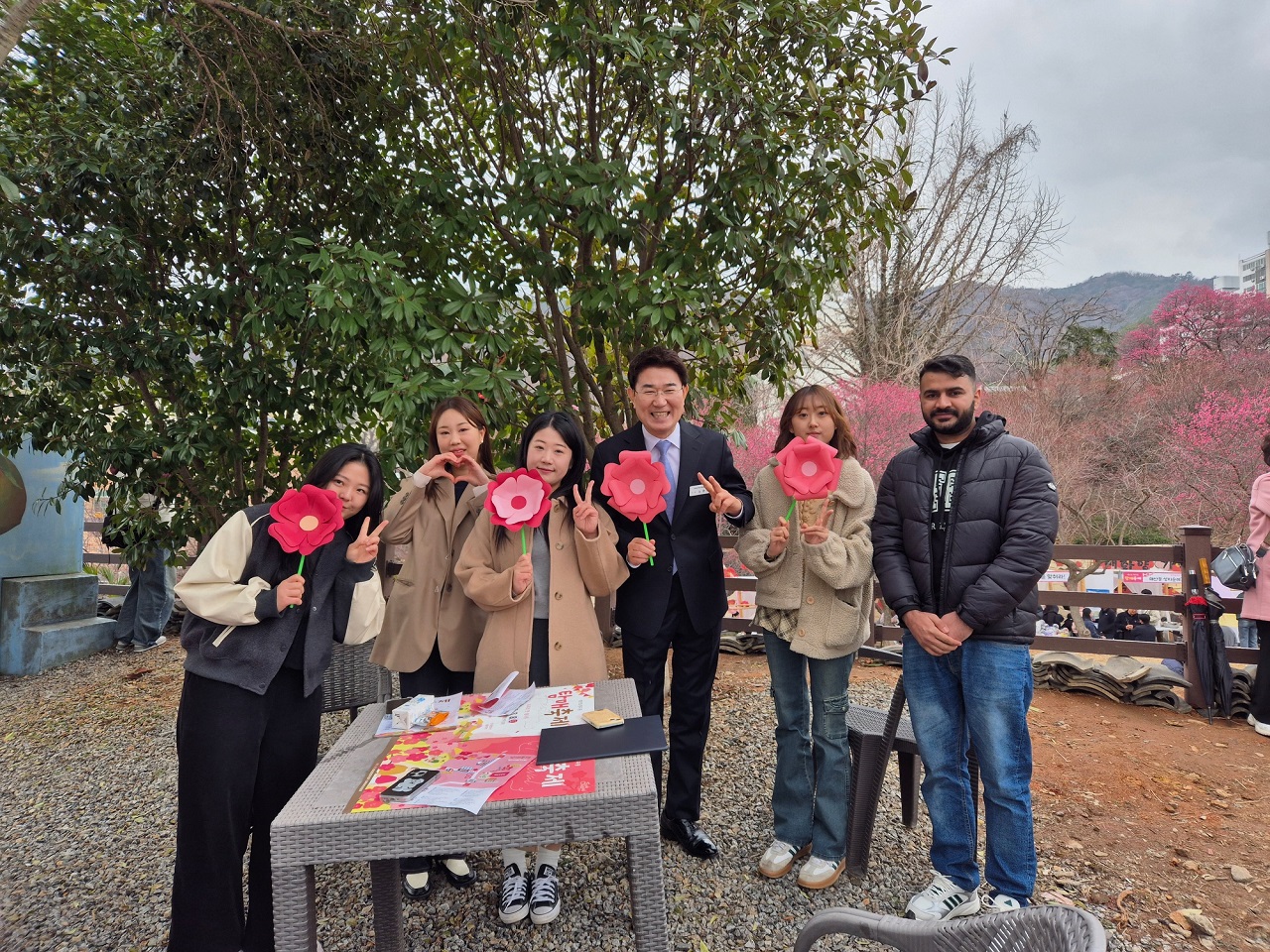 순천시 청춘여행 길라잡이들이 순천시를 홍보하기 위해 매곡동 탐매마을을 둘러보고 있다.
