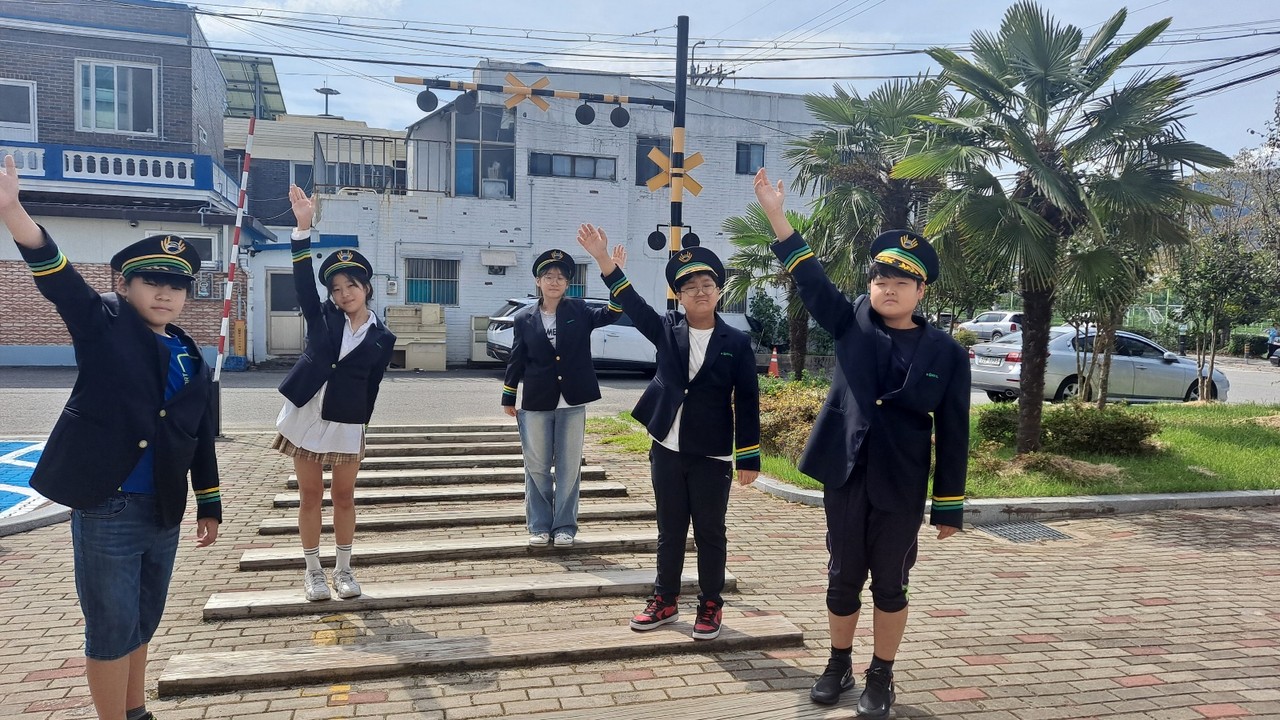 순천 조곡동 철도문화마을을 체험하고 있는 아이들 모습