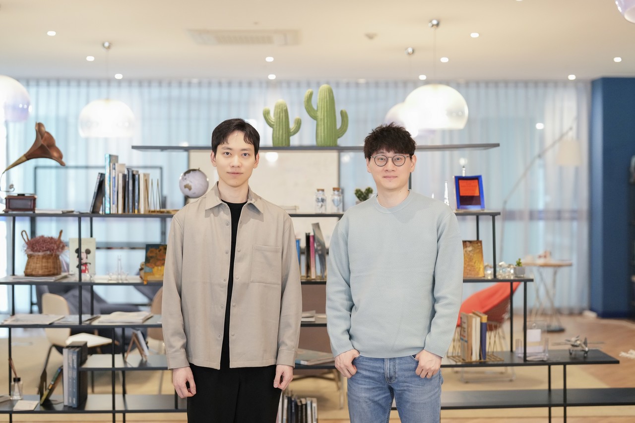 이현규 연구원(왼쪽)과 윤성환 UNIST 전기전자공학부 및 인공지능대학원 조교수(사진=UNIST)