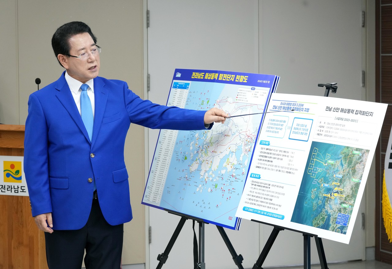 김영록 전라남도지사가 22일 도청 브리핑룸에서 해상풍력집적화단지 지정과 관련해 브리핑을 하고 있다. (사진=전남도)