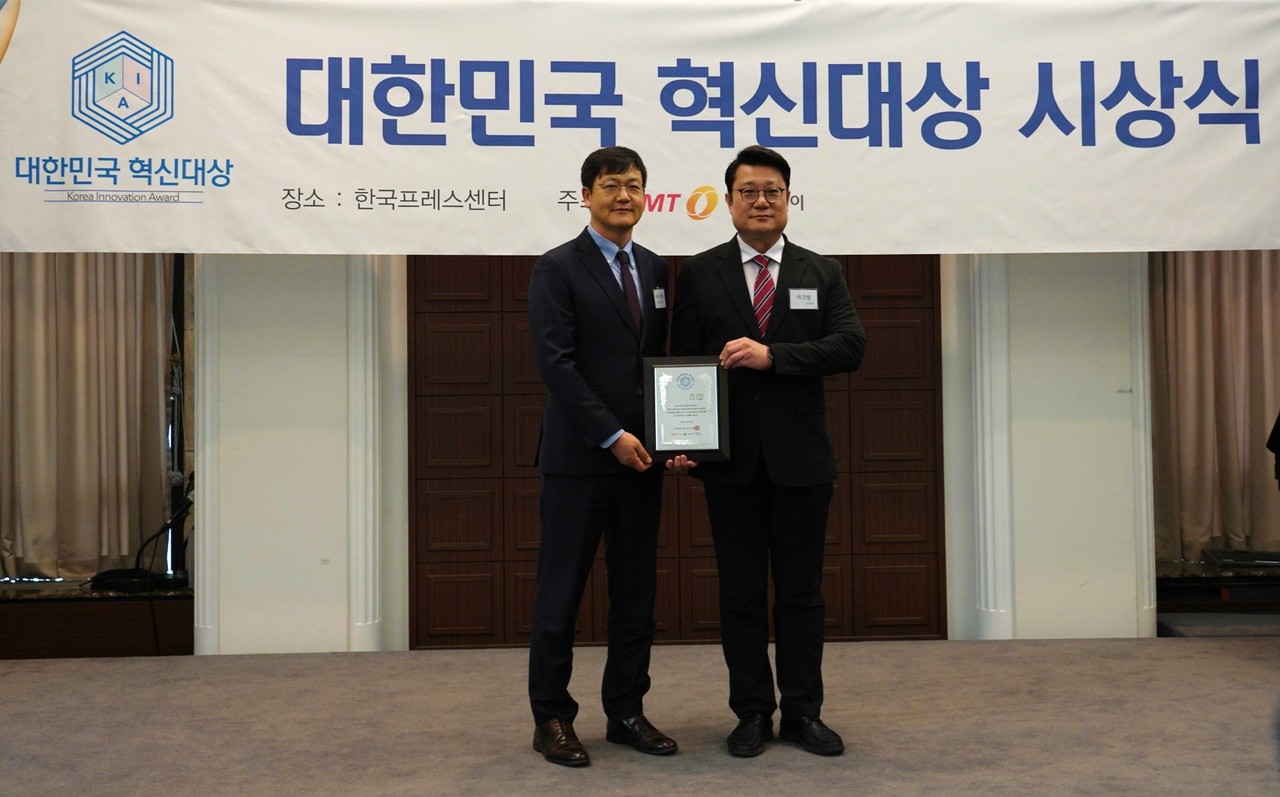 노상익 아크릴 AI제품사업그룹장이 수상 기념 촬영을 하고 있다. (사진=아크릴)