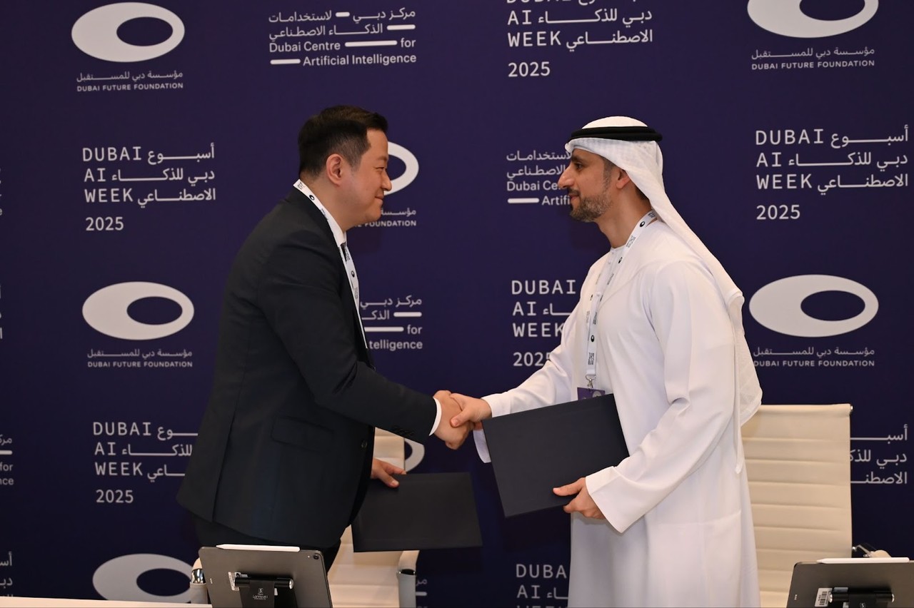채명수 노타 대표(왼쪽)와 두바이 도로교통국(RTA) CEO가 ‘AI 위크 2025’ 행사에서 계약 체결식을 진행하고 있다. (사진=노타)
