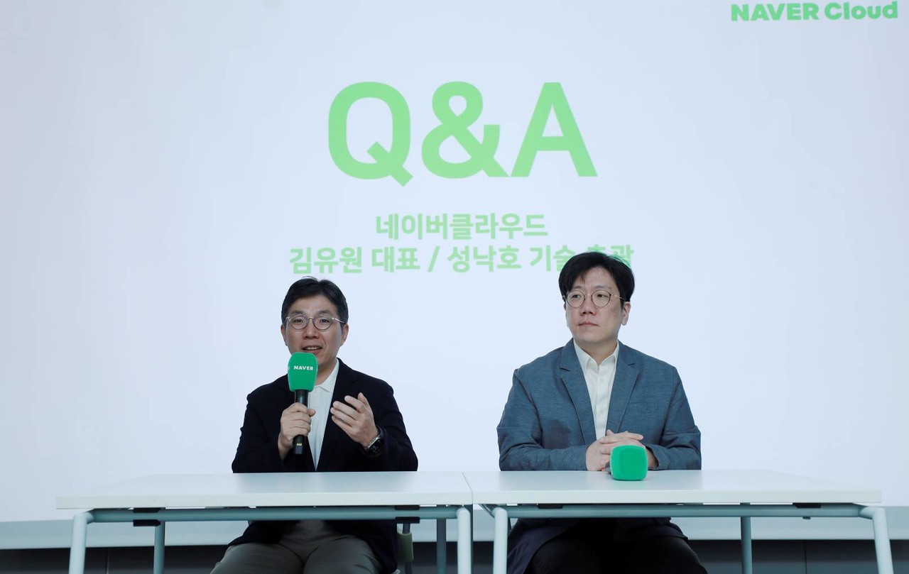 Kim Yu -won, CEO of Naver Cloud (left) and Sung Nak -ho, are conducting a Q & A session. (Photo = Naver)