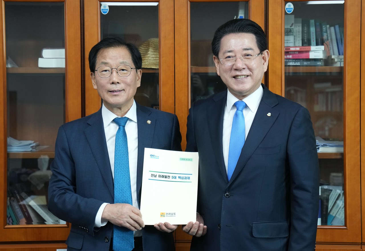 김영록 전라남도지사가 23일 서울 국회에서 윤후덕 더불어민주당 의원과 면담을 갖고 '전남 미래발전 5대 핵심과제' 및 '지역 핵심 사업' 등 도 현안 해결을 위한 협조를 요청하고 있다. (사진=전남도)