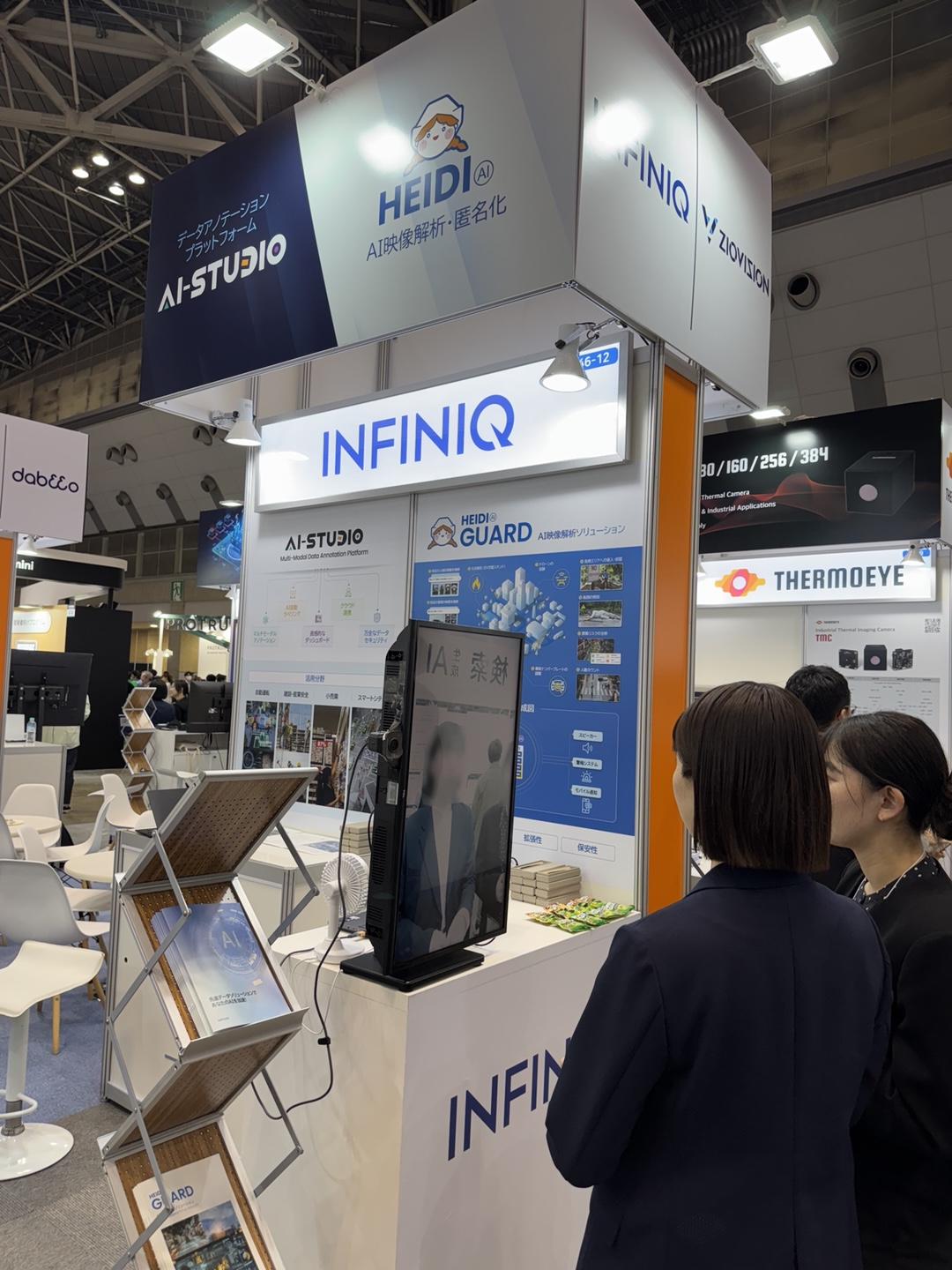 일본 IT위크내 인피닉 부스 현장에 방문한 참관객이 하이디 AI 프라이빗을 체험하고 있다(사진=인피닉)